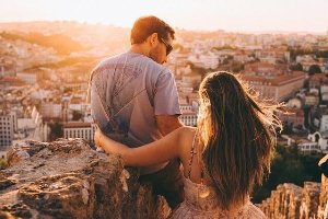 couple on vacation enjoying view of the city 600x400