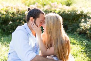 making couples comfortable during photo session paris couples photographer katie donnelly 7 600x400