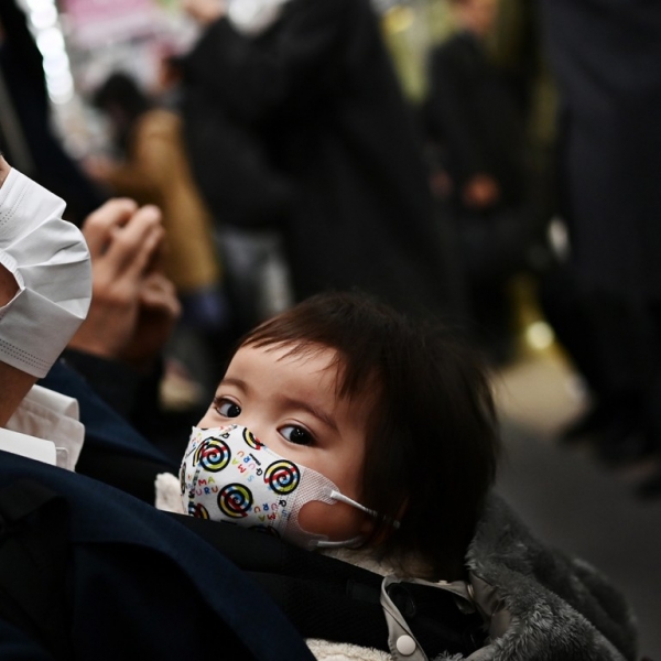 ကလေးမွေးဖွားနှုန်း ကျဆင်းနေတဲ့ ဂျပန် စုံတွဲရှာဖို့ အစိုးရ ကူညီမယ်