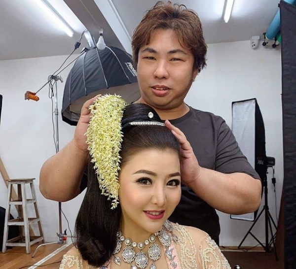 ကျက်သရေရှိစွာလှပစေမယ့် Makeup Artist ကိုဘိတ်ရဲ့ မိတ်ကပ်ပြင်ဆင်ချယ်သမှုများ…