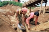 ကျောက်စိမ်းအရိုင်းတုံးများ ကထန်ကျေးရွာအနီးတွင် တွေ့ရှိသဖြင့် အလုအယက်တူး‌ဖော်သူများပြား