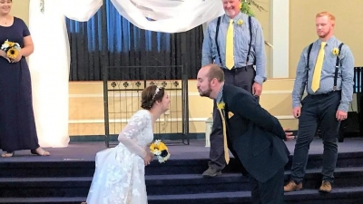 သတိုးသားနဲ့ သတိုးသမီး အနားမကပ်ပဲကျင်းပခဲ့တဲ့ မင်္ဂလာဆောင်