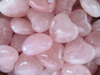 Rose Quartz အချစ်အဆောင်ကျောက် (သို့) ပန်းရောင်သလင်းကျောက်