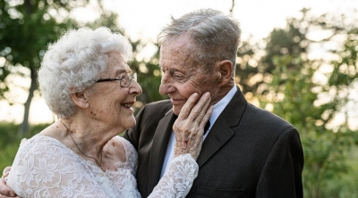 အသက် ၈၀ ကျော် အရွယ်မှ မင်္ဂလာပြန်ဆောင်ကျတဲ့ အဖိုးနဲ့ အဖွား