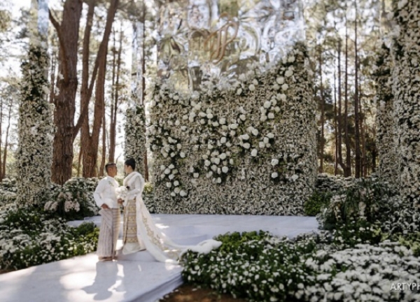 ပန်းအပြင်အဆင်ကိုကျပ်သိန်း၅၀၀၀ခန့် အကုန်အကျခံပြင်ဆင်ခဲ့တဲ့ မင်္ဂလာဧည့်ခံပွဲ