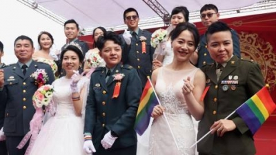 ပထမဆုံးအကြိမ် လိင်တူစုံတွဲတွေကိုပါ လက်ထပ်ခွင့်ပြုလိုက်တဲ့ ထိုင်ဝမ် စစ်မှုထမ်းတွေရဲ့ စုပေါင်းမင်္ဂလာပွဲကြီး