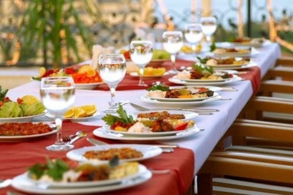မင်္ဂလာပွဲမှာ ဧည့်ခံကျွေးမွေးမဲ့ အစားအသောက်ကိုဘယ်လို ရွေးခြယ်မလဲ?